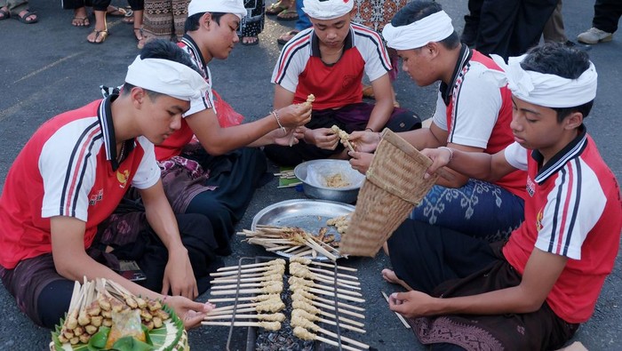 potret-keseruan-parade-membuat-sate-khas-bali-1745935821301_169