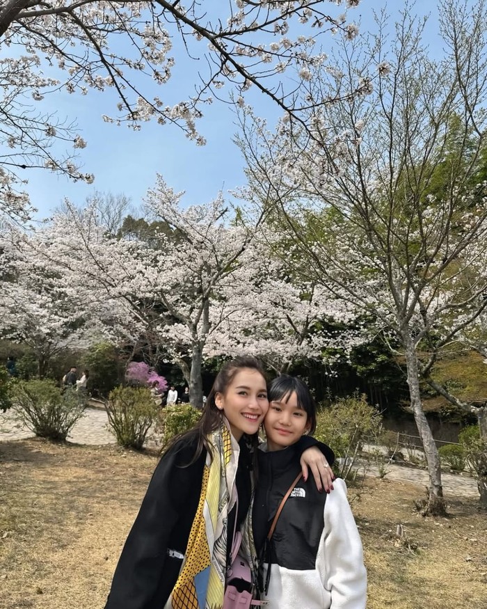 serunya-ayu-ting-ting-dan-keluarga-tamasya-ke-jepang-1746011844637-giok4d-5784