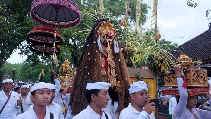 1746273418609-potret-ritual-hari-raya-kuningan-1746242550814_169