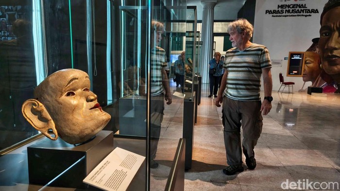 1746595313504-melihat-museum-nasional-di-tengah-wacana-pemberlakuan-buka-sampai-jam-11-malam-1746531471455_169