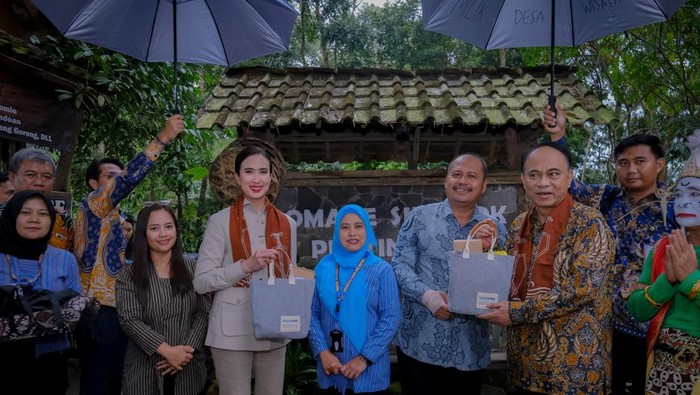 1746983764210-menteri-pariwisata-widiyanti-putri-wardhana-di-desa-pentingsari-sleman-yogyakarta-1746959868489_169