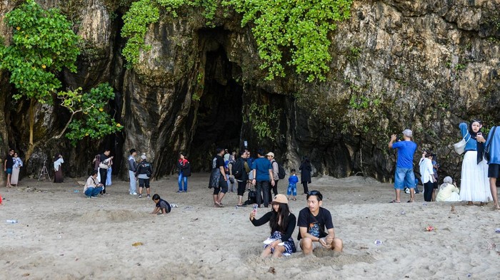 1747027073623-pantai-goa-langir-ramai-dikunjungi-wisatawan-saat-libur-waisak-1746968409727_169