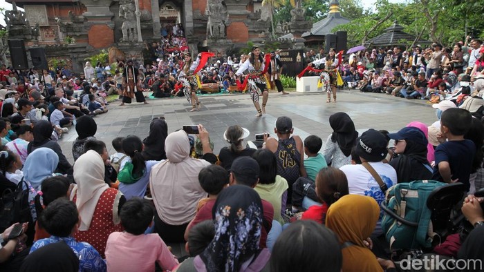 1747135197217-tmii-jakarta-diserbu-pengunjung-saat-libur-panjang-waisak-1747107807660_169