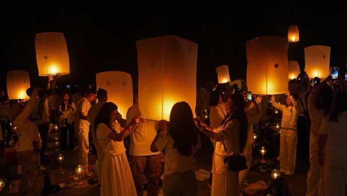 1747135320981-saat-ribuan-lampion-waisak-terangi-langit-candi-borobudur-1747106763610_169