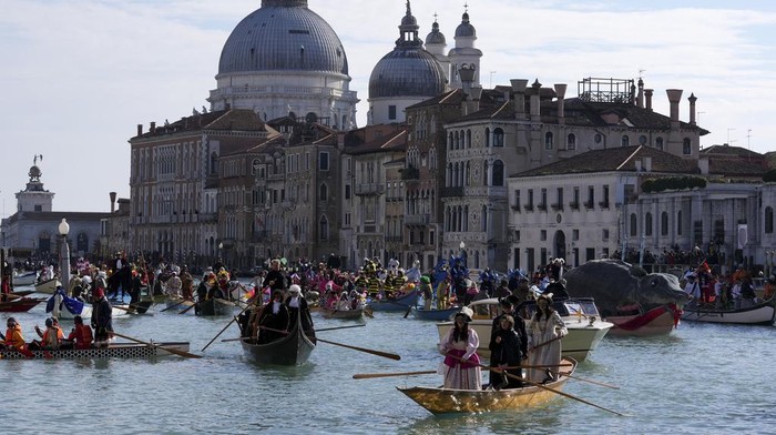 1747156542247-kemeriahan-parade-dayung-tradisional-di-kanal-venesia-italia_169