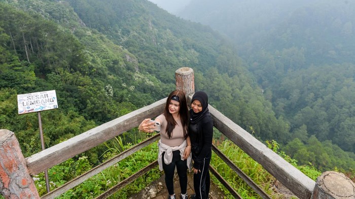 1748970971261-wisatawan-menikmati-alam-tebing-keraton-bandung-1748934532481_169