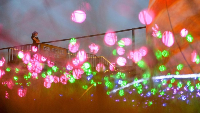 1749489078428-wahana-galactic-glow-saat-libur-idul-adha-1749470905325_169