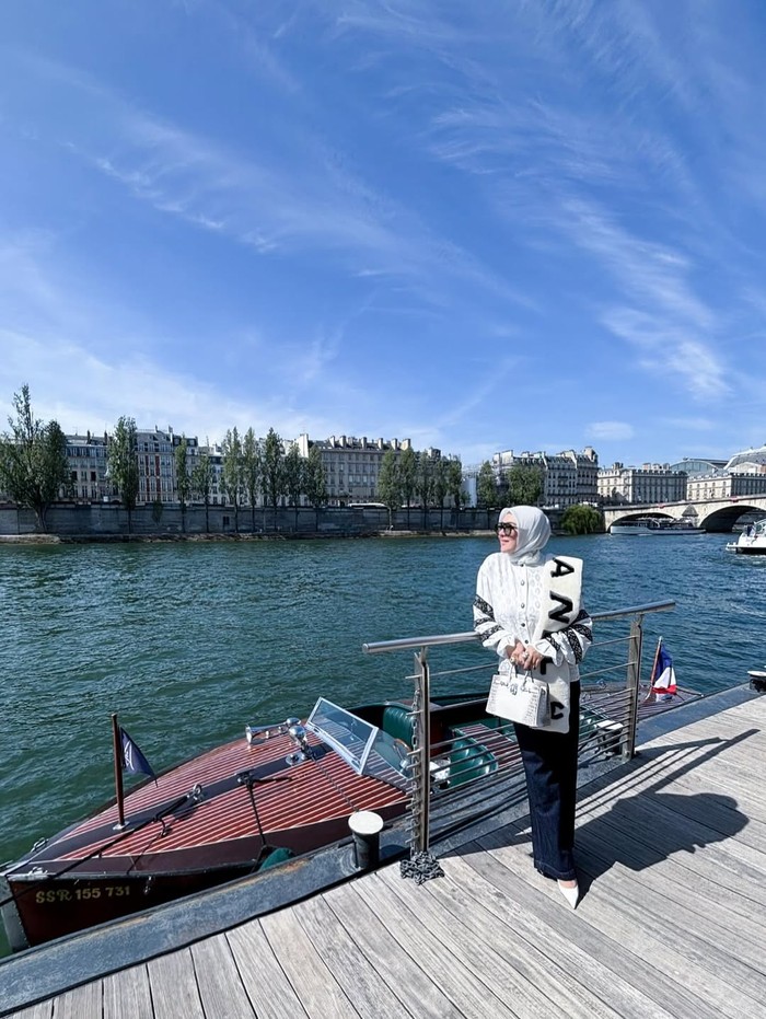 1749489140340-syahrini-di-paris-1749441536481
