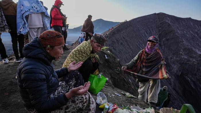 1749662369011-yadnya-kasada-ritual-sakral-di-kaldera-bromo-1749640700359_169