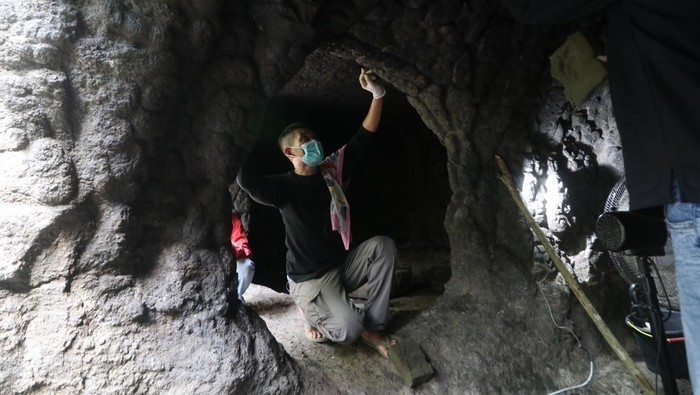 1749878566404-gua-selomangleng-kediri-dibersihkan-dari-lumut-dan-vandalisme-1749800451105_169