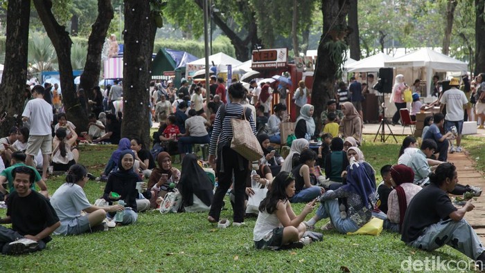 1751174643598-libur-panjang-lapangan-banteng-dipadati-pengunjung-1751103283531_169