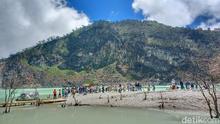 1751303838635-warga-ramai-kunjungi-wisata-kawah-putih-ciwidey-saat-h1-lebaran-1_169