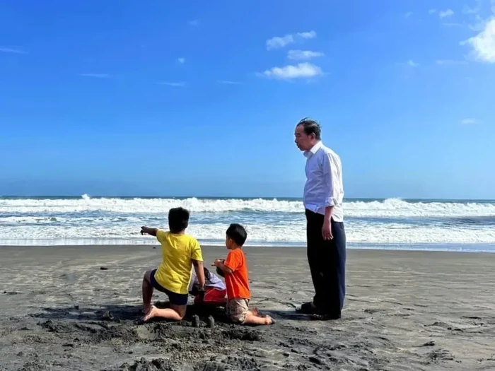 1751606697278-jokowi-bersama-ketiga-cucunya-bermain-di-pantai-1751538048786_43