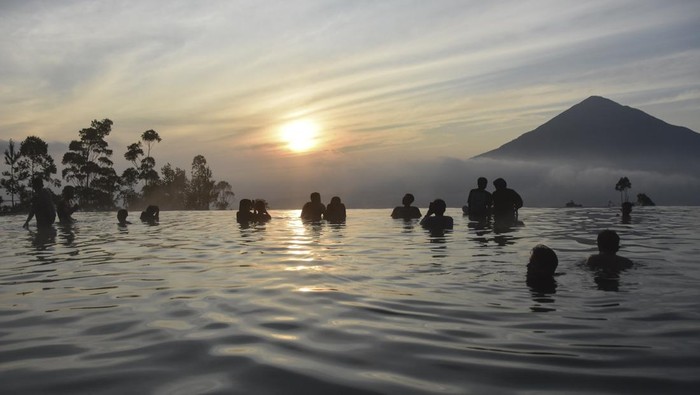 1752729219354-nikmatnya-berendam-air-hangat-saat-sunrise-di-tepas-papandayan-garut-1752651000019_169