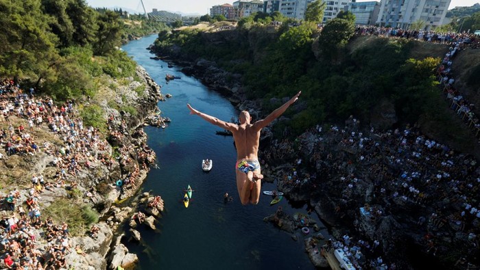 1753096344555-tradisi-uji-nyali-lompat-dari-jembatan-23-meter-di-montenegro-1753073939608_169