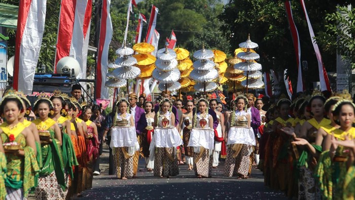 1753247713669-harmoni-tari-doa-dan-sejarah-di-punden-prabu-anom-kediri-1753189558767_169