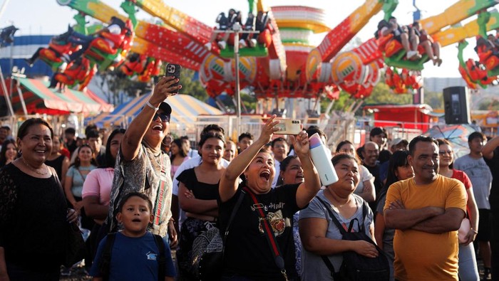 1754716128786-keseruan-warga-san-salvador-nikmati-wahana-di-festival-tahunan-1754627682517_169
