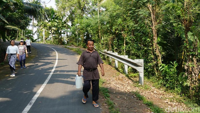 1754845763705-zakir-petani-gula-aren-di-desa-apirai-batulayar-lombok-barat-ntb-1754665386136_169