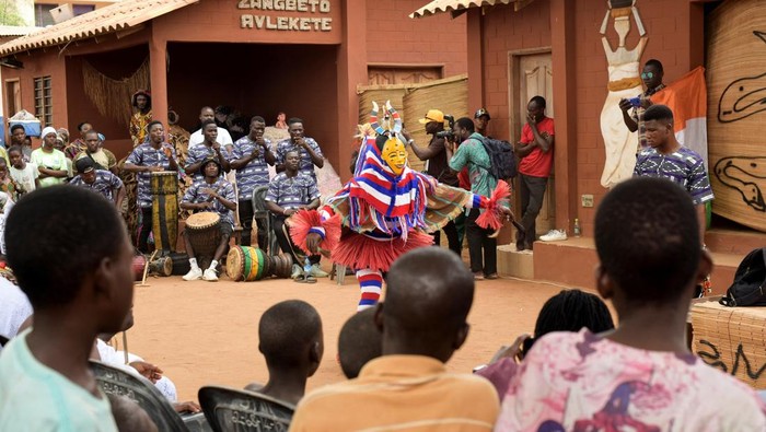 1754975380282-topeng-dan-tarian-satukan-afrika-barat-dalam-festival-budaya-spektakuler-1754913536026_169