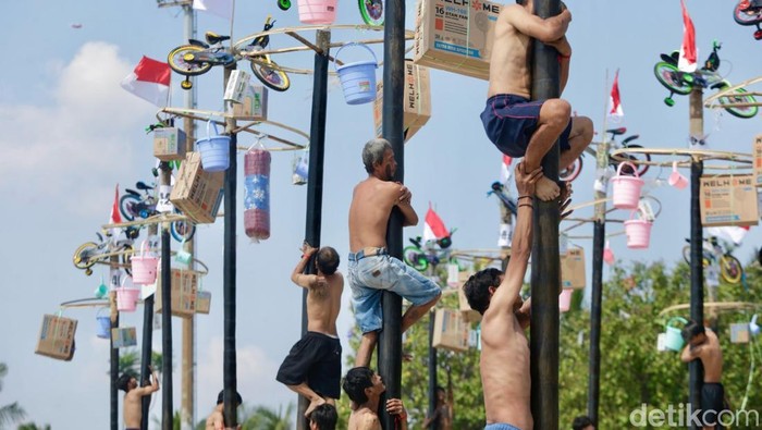 1755452681493-serunya-panjat-pinang-di-ancol-meriahkan-hari-kemerdekaan-1755426277675_169
