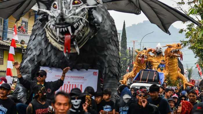 1755517877085-ribuan-warga-tumpah-ruah-di-festival-ogoh-ogoh-garut-1755491427200_169