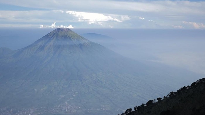 1756316972555-dinda-hauw-mendaki-gunung-sumbing-1756291752499_169