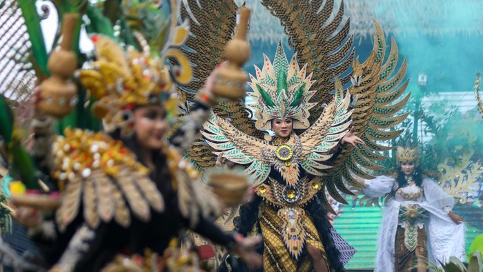 1756360552260-festival-gintangan-banyuwangi-tampilkan-kreasi-busana-unik-dari-bambu-1756296352863_169
