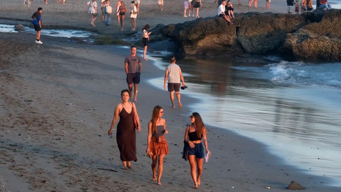 1756814101608-pariwisata-bali-kondusif-wisatawan-padati-pantai-canggu-1756780177355_169