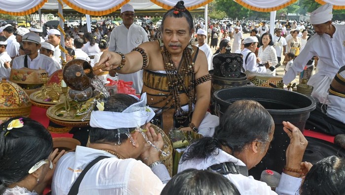 1757333141430-hari-banyu-pinaruh-umat-hindu-padati-pantai-mertasari-untuk-melukat-1757224840833_169