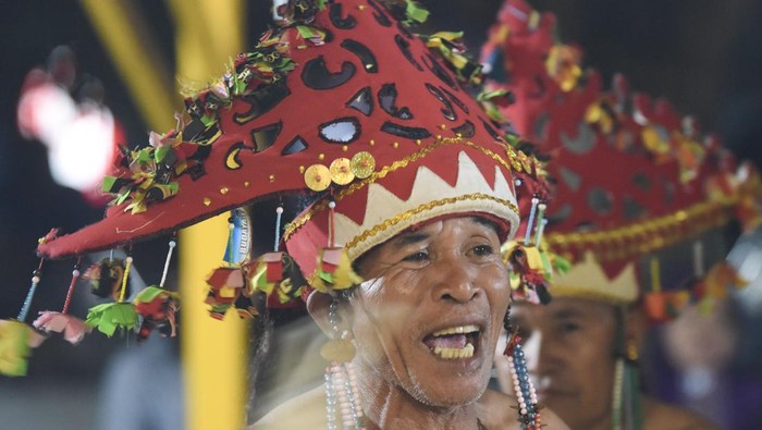 1758455288389-merangin-ritual-adat-kutai-yang-jadi-pembuka-erau-di-tenggarong-1758403252888_169