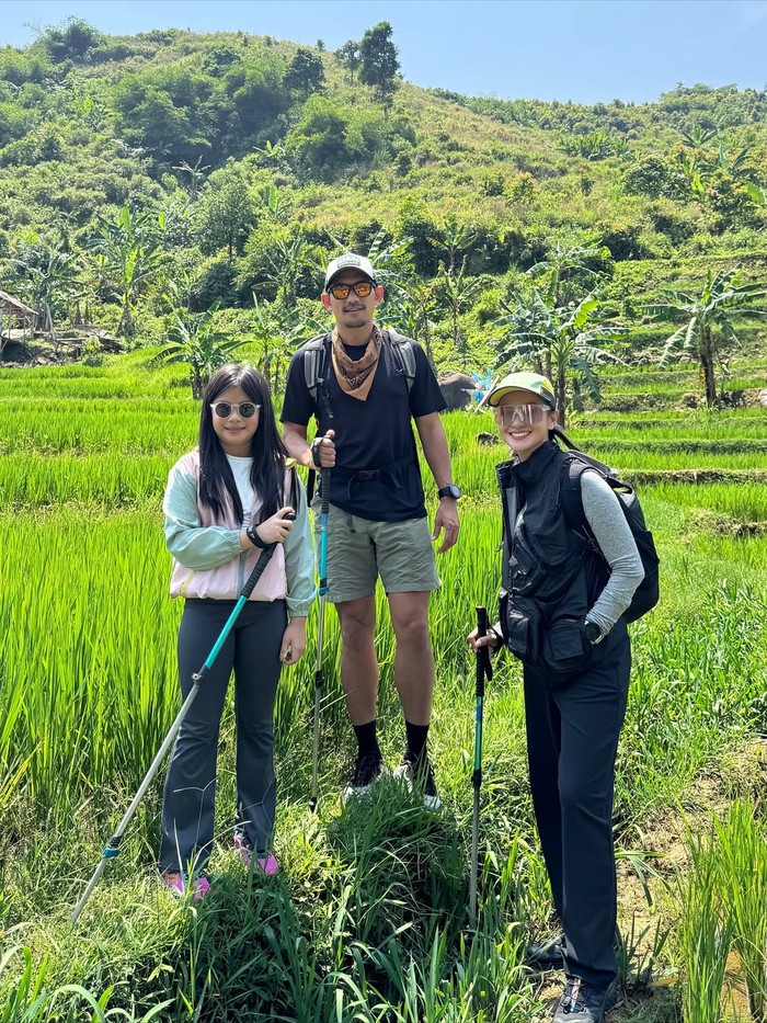 1759168079606-ririn-ekawati-trekking-ke-curug-1759129851327
