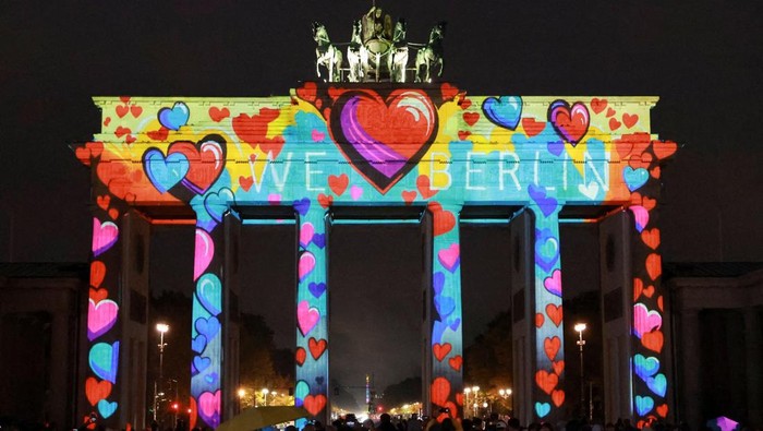 1760010726485-kota-berlin-berubah-jadi-galeri-seni-saat-festival-of-lights-1759984518440_169