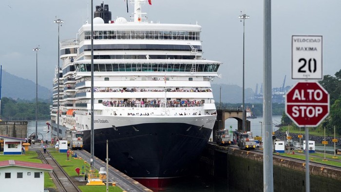 1760097135405-transit-kapal-pesiar-dimulai-kanal-panama-kembali-hidup-1760068944243_169