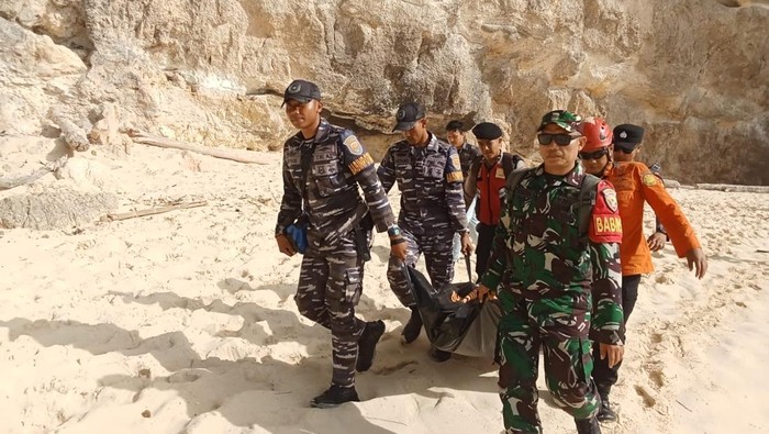 1760615429849-proses-evakuasi-wn-prancis-alena-yang-tewas-terseret-ombak-di-pantai-kelingking-nusa-penida-klungkung-rabu-15102025-1760537950710_169