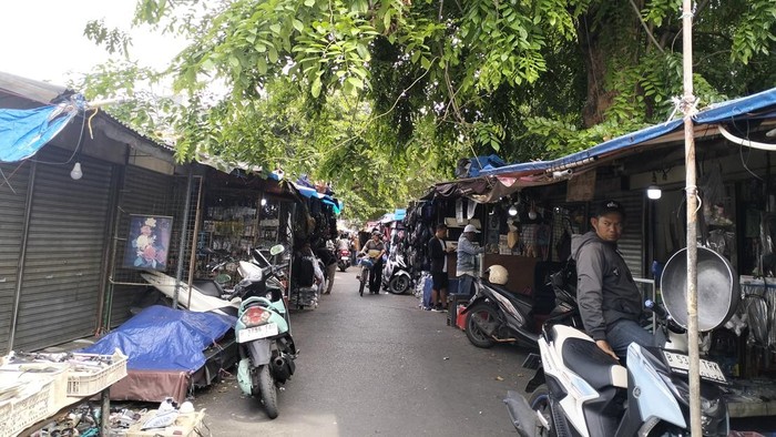 1760852680368-pasar-loak-jatinegara-1759624572184_169