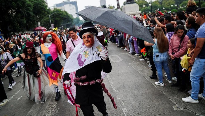 1760873983898-ribuan-warga-mexico-city-meriahkan-zombie-walk-tahunan-2025-1760839821269_169