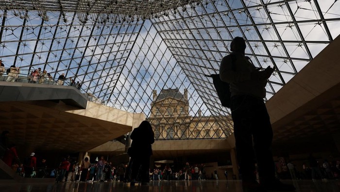 1761241439518-potret-museum-louvre-kembali-dibuka-usai-pencurian-perhiasan-bernilai-fantastis-1761199897131_169