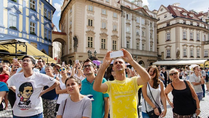 1761285778401-ilustrasi-overtourism-di-praha_169