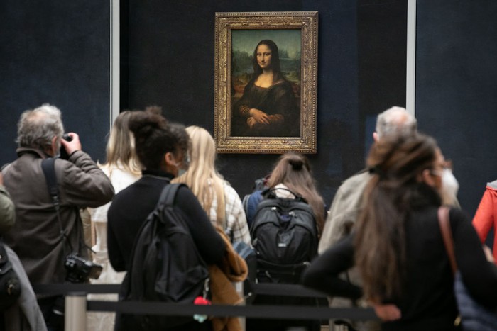 1761285892462-pesona-mona-lisa-yang-tak-berakhir-sampai-dilempari-kue-3