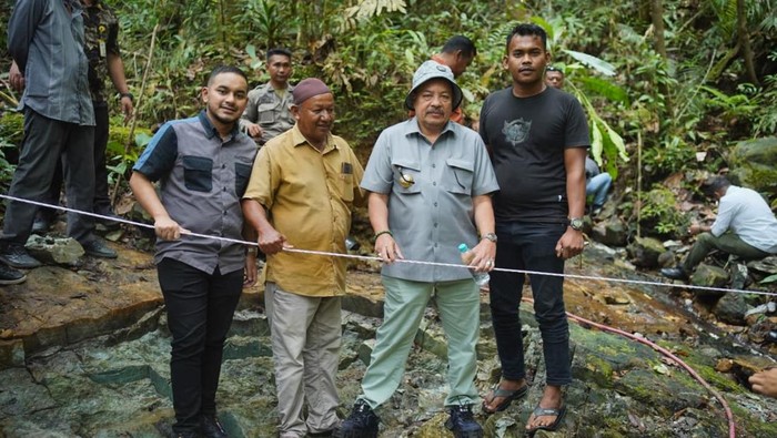 1761306927596-foto-rombongan-bupati-nagan-raya-teuku-raja-keumangan-berdiri-di-atas-batu-giok-raksasa-yang-baru-ditemukan-foto-diskominfo-na-1761233895918_169