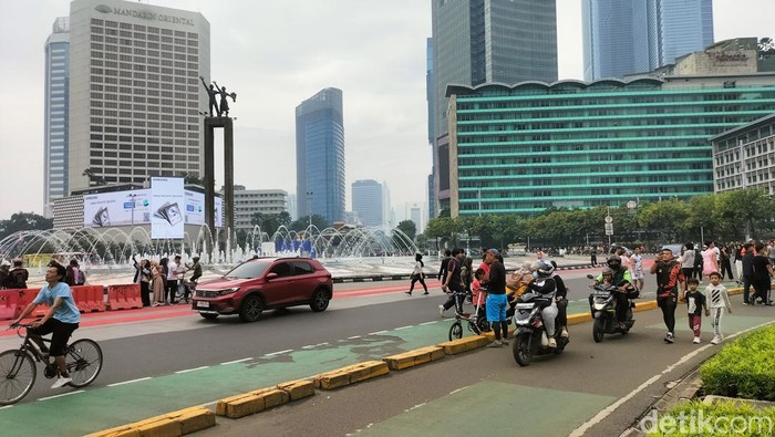 1761306965146-warga-tetap-datang-ke-bundaran-hi-meski-cfd-ditiadakan-hari-ini-1748136077829_169