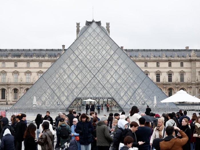 1761328070911-museum-louvre-ditutup-sementara-usai-pencurian-permata-gegerkan-paris-1760954746003_43