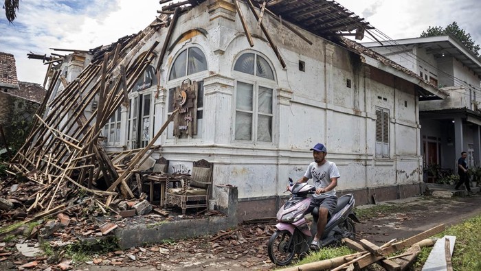 1761371007910-rumah-bersejarah-di-bandung-barat-ambruk-warisan-art-deco-terancam-punah-1761290719701_169