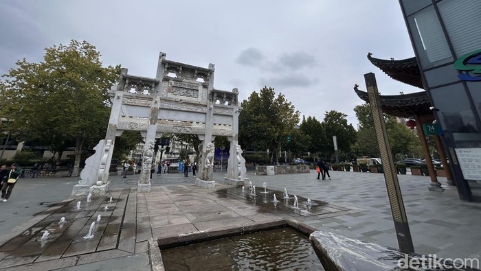 1761371040637-di-tepi-sungai-yangtze-sekitar-350-km-dari-shanghai-berdiri-sebuah-kota-tua-yang-kini-menjadi-magnet-wisata-baru-di-tiongkok-t-1761199766518_169