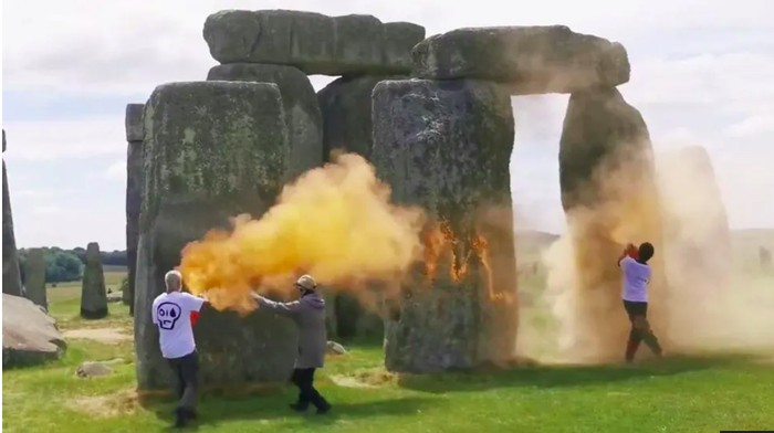 1761371051397-dua-aktivis-semprot-cat-bubuk-ke-stonehenge_169