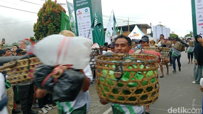 1761457431689-puluhan-porter-tengah-bersiap-di-garis-start-untuk-mengikuti-porter-challenge-di-sembalun-montain-festival-lombok-timur-sabtu--1761392824612_169