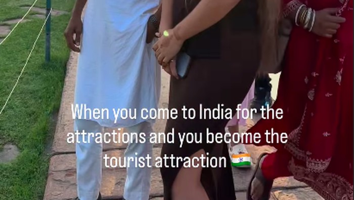 1761479152954-turis-jadi-objek-wisata-di-taj-mahal-india-1761453408248_169