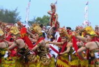 1761479169637-1300-penari-kolosal-warnai-festival-gandrung-sewu-2025-di-banyuwangi-1761447577241_169