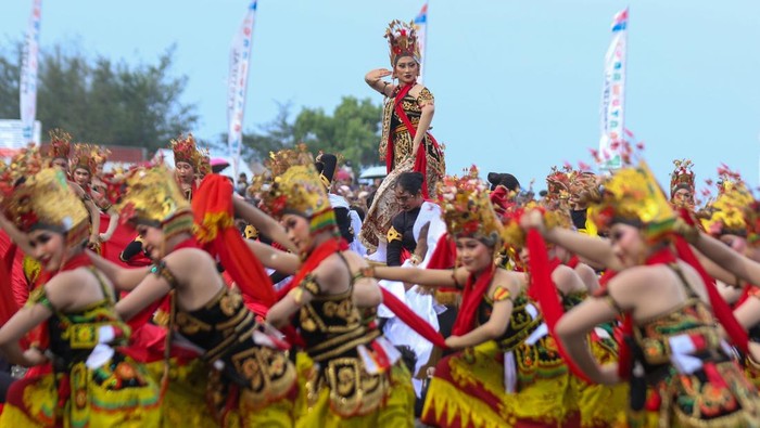 1761479169637-1300-penari-kolosal-warnai-festival-gandrung-sewu-2025-di-banyuwangi-1761447577241_169