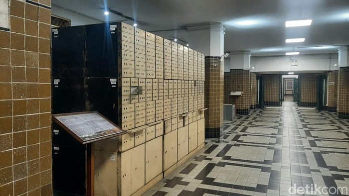 1761500746102-berada-di-lantai-dasar-museum-bank-mandiri-ruang-safe-deposit-box-memberi-kesan-kerahasiaan-yang-mendalam-1761485461577_169